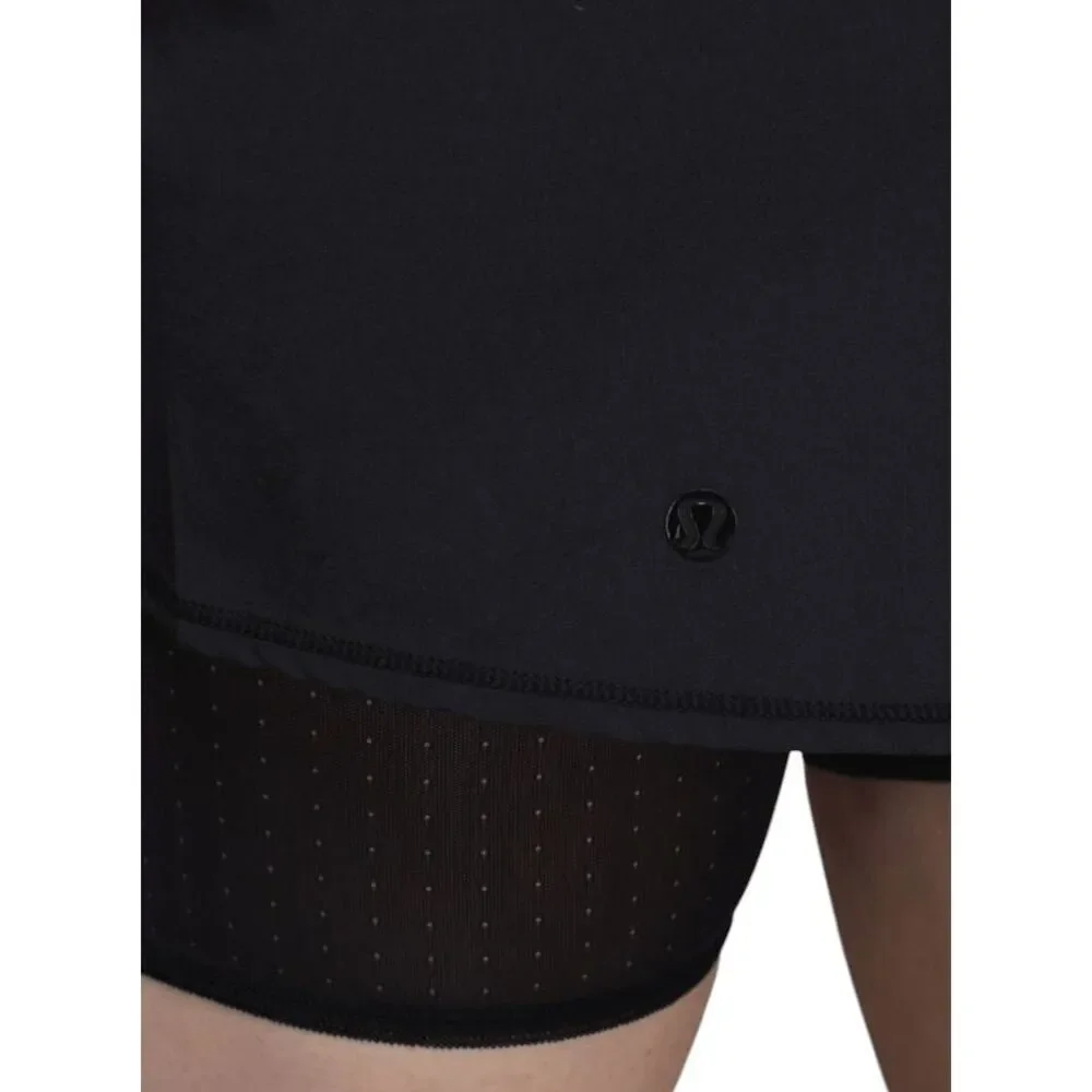 LULULEMON ATHLETICA Hot To The Street Short Size 4